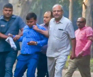 4-people-detained-outside-the-house-of-Alok-Verma-were-IB-officers