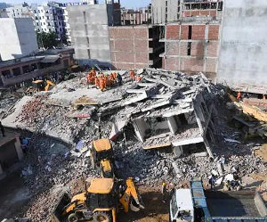 Collapsed-four-storey-building-in-Delhi-4-children-killed-girl-1