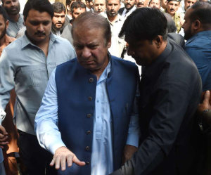 Nawaz-Sharif-appearing-before-the-Abbasi-court-in-the-case-of-treason