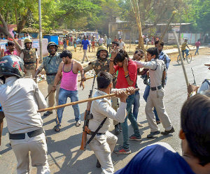 Police-lathi-charge-on-people-protesting-against-SC-ST-law-in-Patna