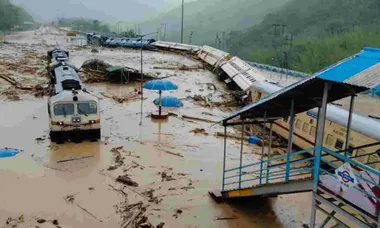 असम में बाढ़ से तबाही, मरने वालों की संख्या ३० पहुंची, ५.६१ लाख लोग प्रभावित
