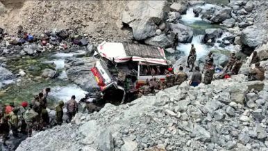 लद्दाख में सेना का वाहन नदी में गिरने से ७ जवानों की मौत, वायुसेना ने घायलों को अस्पताल पहुंचाया