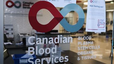 कैनेडियन ब्लड सर्विसेज ने की रक्तदान करने वाले यौन कर्मियों पर आजीवन प्रतिबंध हटाने की मांग
