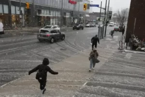 Freezing rain continues to wreak havoc in GTA, Environment Canada issues warning