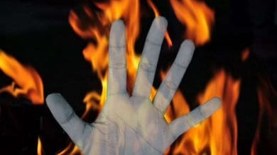 Horrific punishment given to robbers who were running away after snatching valuables, first thrashed, then burnt alive