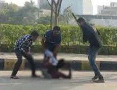 People of Tamil Nadu surrounded and beat the laborers of Bihar, claiming to have hanged 12