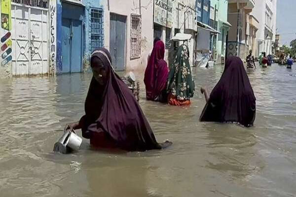 ३ साल के सूखे के बाद बाढ़ से तबाही, लाखों लोग देश छोडऩे को मजबूर - हिंदी समाचार, हिंदी टाइम्स मीडिया, Hindi News, canada hindi news