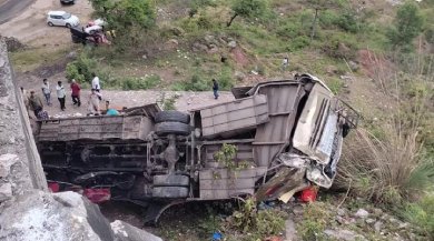 Bus going from Amritsar to Mata Vaishno Devi fell into the ditch, 10 people died tragically