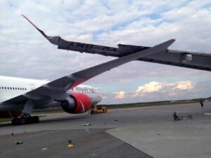 Two planes collided on the runway, narrowly saved the lives of 250 passengers
