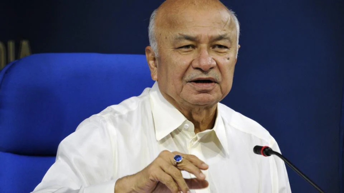 Former Chief Minister of Maharashtra and Union Minister Sushil Kumar Shinde announced to leave politics