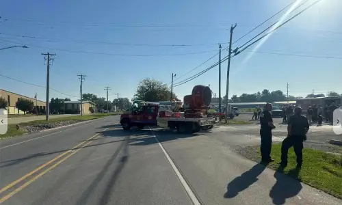 इलिनोइस में जहरीला पदार्थ ले जा रहा ट्रक पलटने से इलाके में मचा हड़कंप